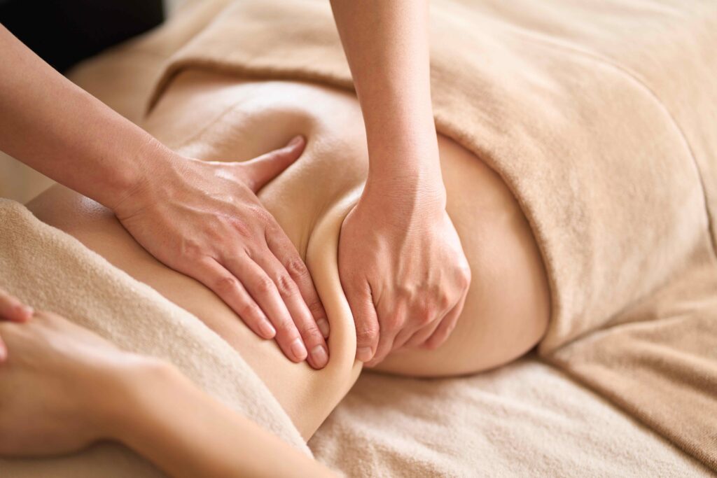 Massage minceur du ventre avec technique du palper roulé pour diminuer la graisse abdominale