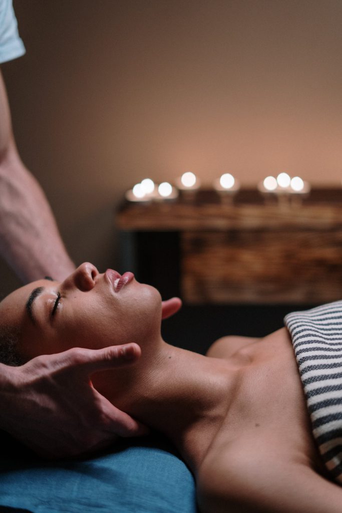 Un massage traditionnel dans une ambiance apaisante et confortable avec modulation de la force