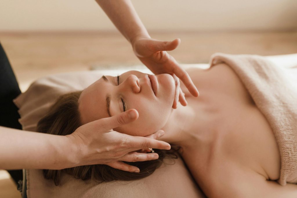 Massage facial pour un effet anti-âge avec revitalisation de la peau